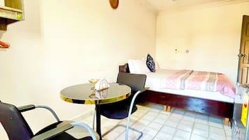 Schreibtisch, laptopgeeigneter Arbeitsplatz, schallisolierte Zimmer