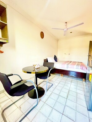 Desk, laptop workspace, soundproofing, free WiFi