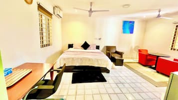 Desk, laptop workspace, soundproofing, free WiFi