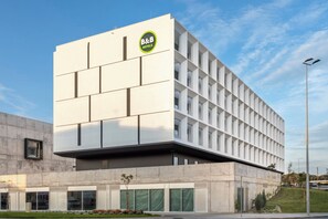 A modern B&B hotel with a clean, geometric facade and a prominent logo. - B&B Hotel Vila Do Conde (Vila do Conde)