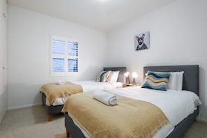 Apartment | 2 bedrooms, iron/ironing board, bed sheets