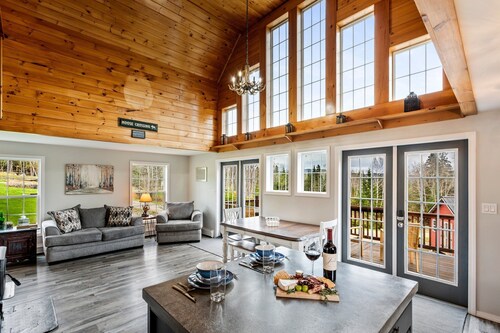S Diamond S Retreat | Huge Backyard & Hot Tub – 2 Miles to Town!