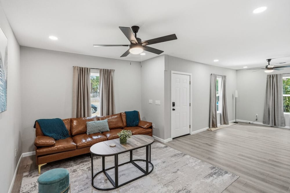 Spacious 4BR Haven Perfect for Groups Near DT - San Antonio, TX
