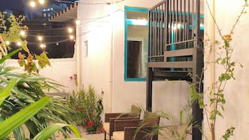 2 - Quarto casal conforto - subsolo - Janela para corredor ajardinado | Terraço/pátio