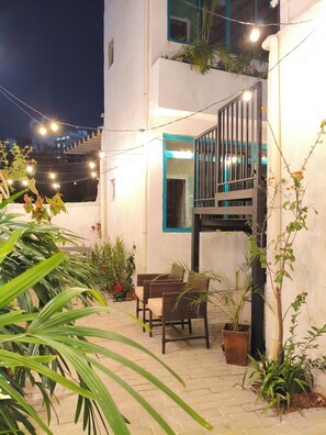 2 - Quarto casal conforto - subsolo - Janela para corredor ajardinado | Terrasse/Patio