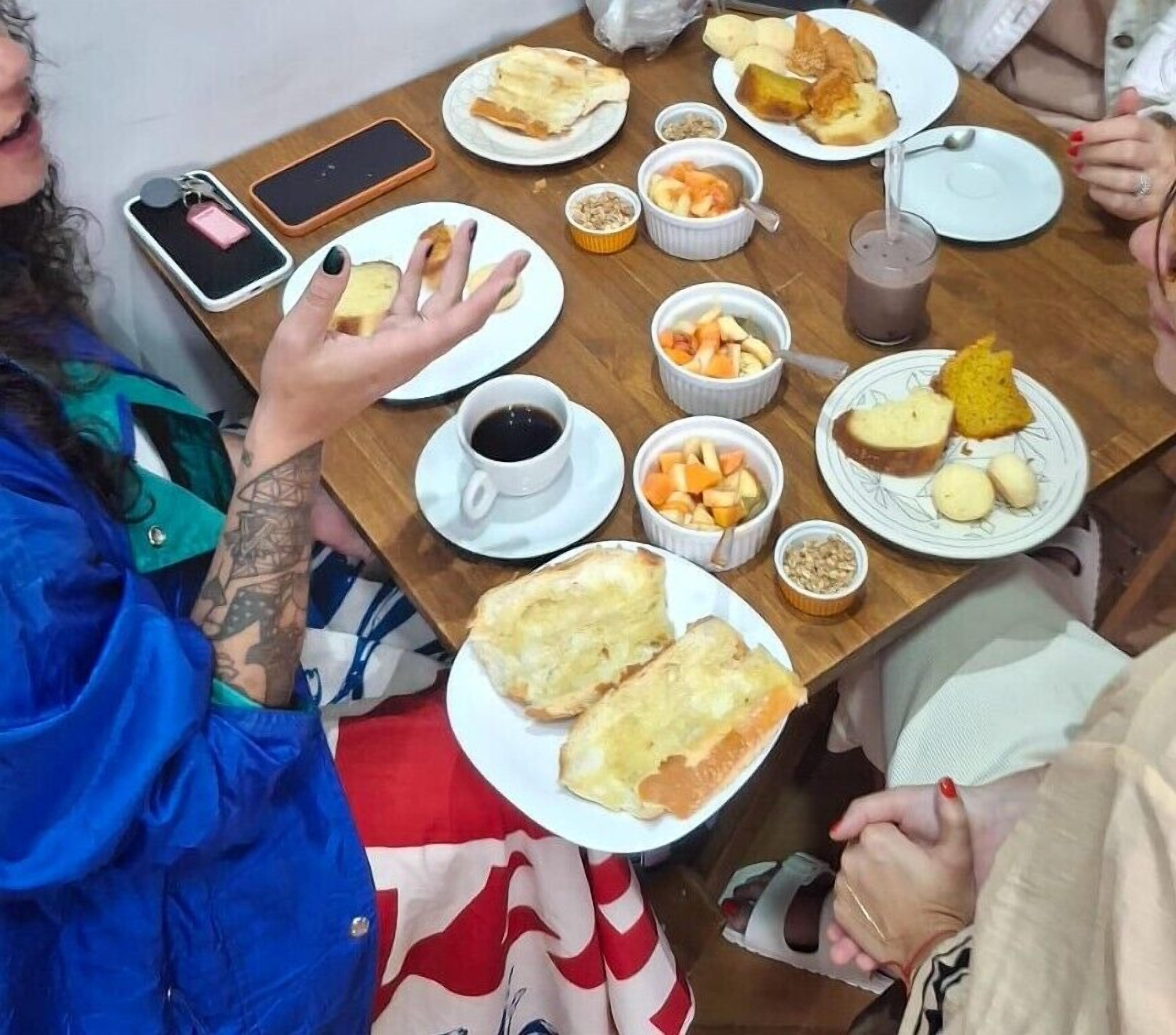 Desayuno con opciones de la cocina local incluido todos los días 