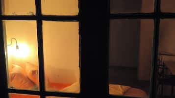 2 - Quarto casal conforto - subsolo - Janela para corredor ajardinado | Roupas de cama antialérgicas, Wi-Fi de cortesia, roupa de cama