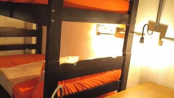 1 - Dormitório compartilhado misto - Térreo | Hypo-allergenic bedding, free WiFi, bed sheets