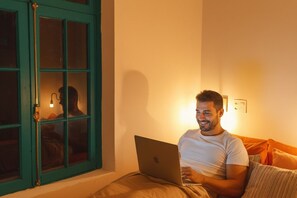 2 - Quarto casal conforto - subsolo - Janela para corredor ajardinado | Allergikerbettwaren, kostenloses WLAN, Bettwäsche