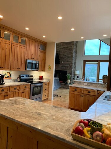 4BR Home Near Golf Course Mount Mitchell View