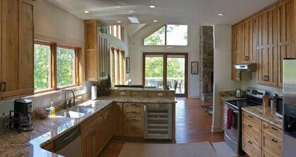 Spectacular 4BR Mountain Home Sleeps 12