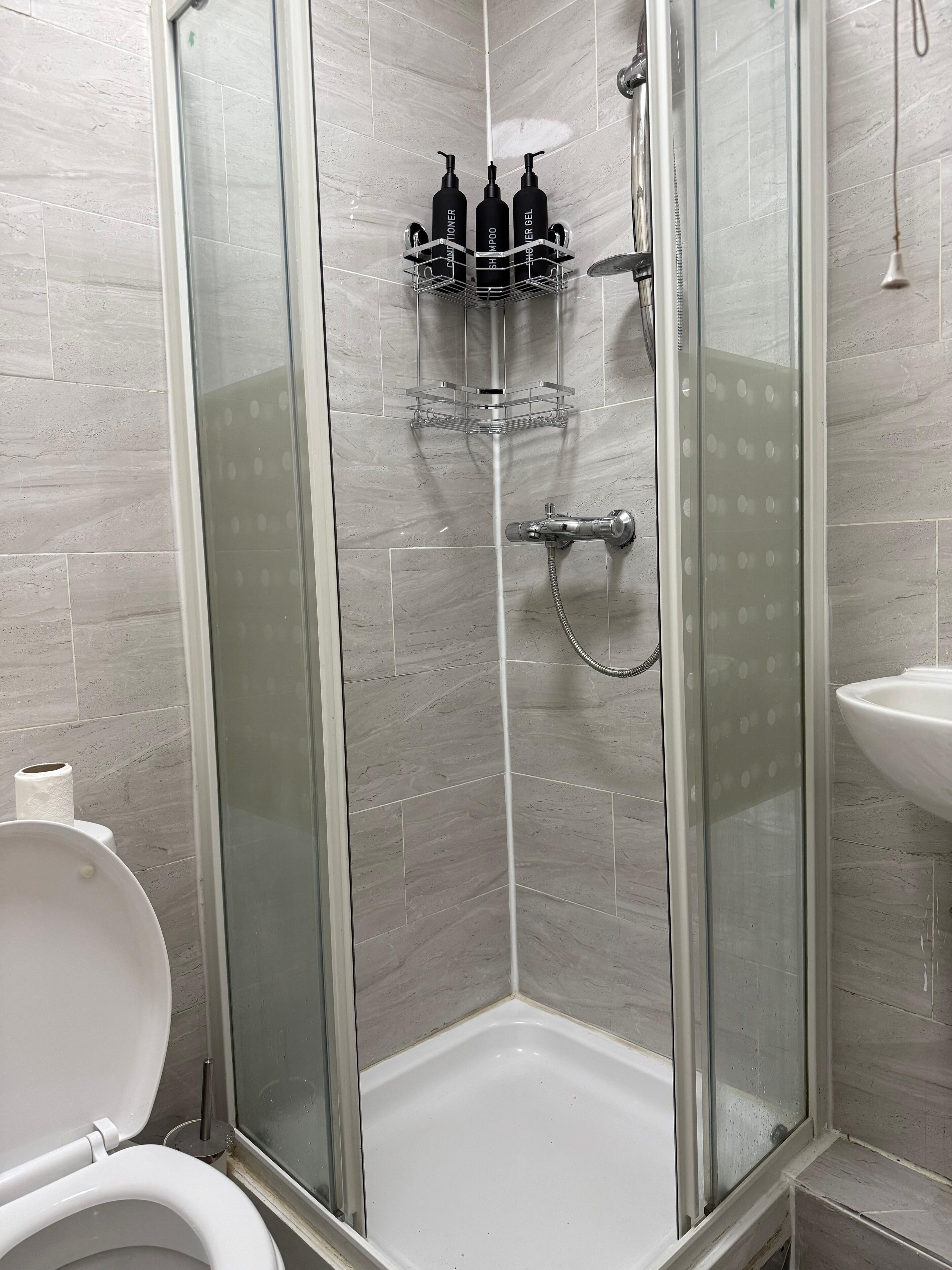 Bruser, hårtørrer, håndklæder, Sæbe