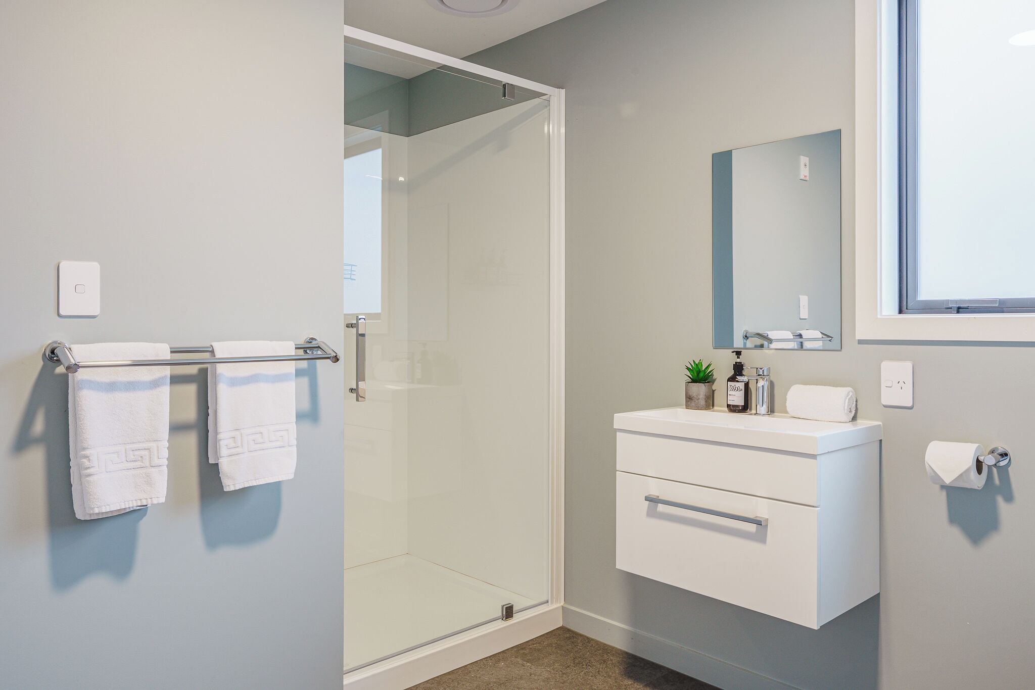 スイート | バスルーム | 個別の浴槽とシャワー、ヘアドライヤー、タオル、石鹸