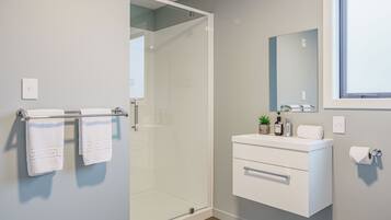 Suite | Baño | Tina y regadera independientes y amenidades de baño gratuitas