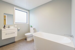 Suite | Bathroom | Separate tub and shower, hair dryer, towels, soap - Woolshed Suites (Lake Tekapo)