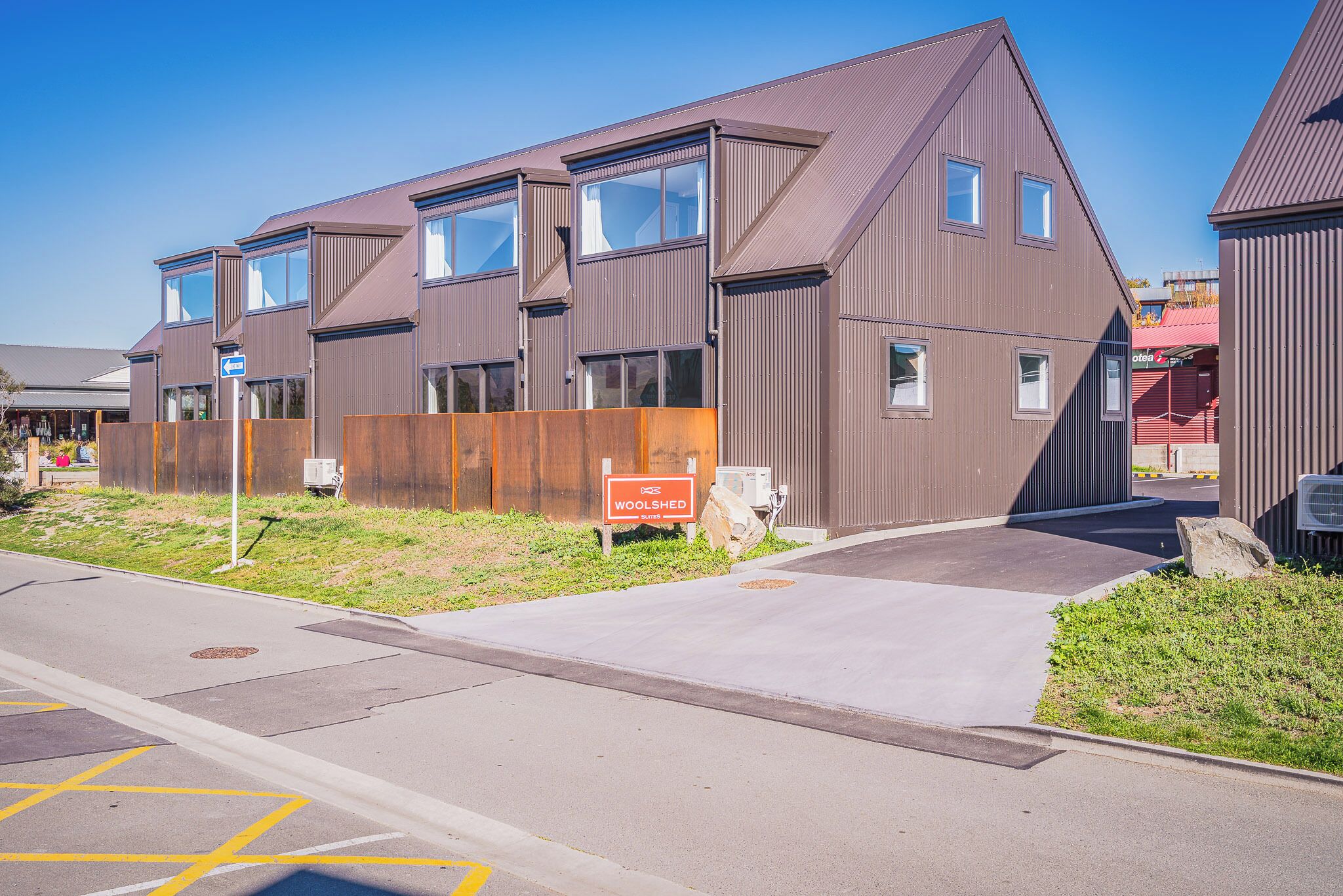 Een modern gebouw met een bord waarop 