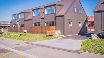 Vista frontal de la propiedad