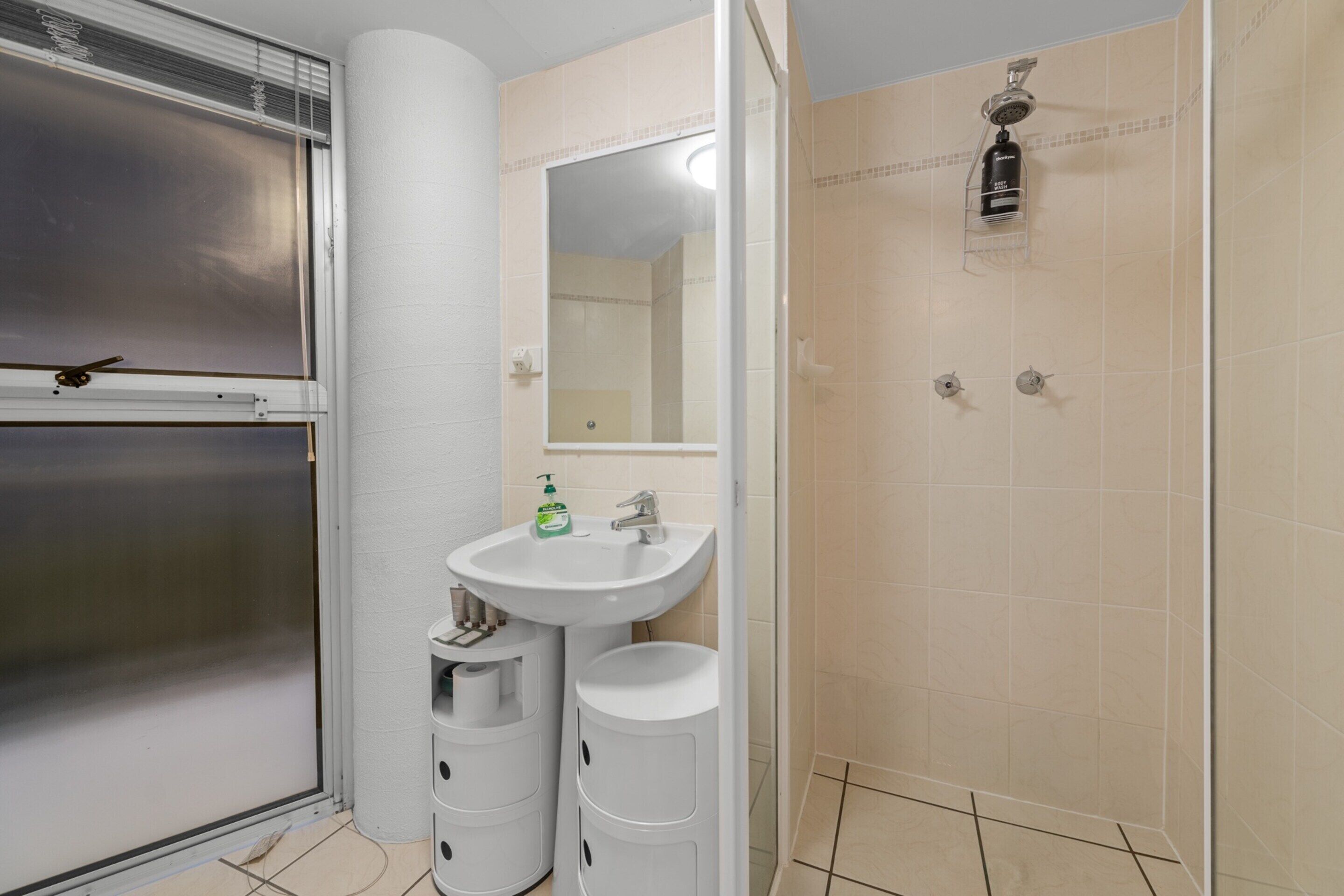 Apartment | Bathroom | Bathtub, towels