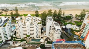Un hotel moderno con varios balcones que dan a la playa.