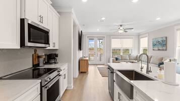 Microondas, horno, placa de cocina y lavavajillas