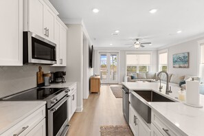 Mikrobølgeovn, ovn, kokeplater og oppvaskmaskin