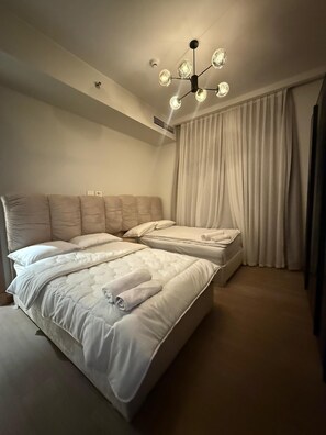Family Apartment, Courtyard View | Laptop workspace, free WiFi - ALSAWAH Comfort 3BR @Aeon Towers Sheikh Zayed (6th of October City)