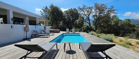 Una piscina al aire libre