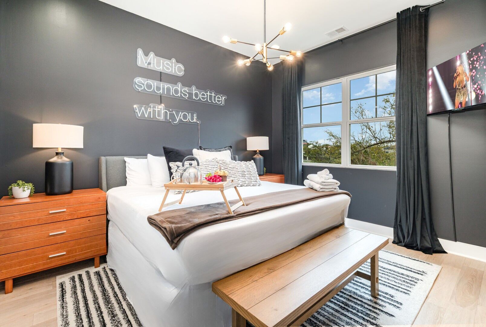 4 عدّة غرف نوم ومكتب ومكواة/لوح كي وسرير سفر