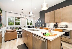 ثلاجة، ميكروويف، فرن، موقد طهي مسطح