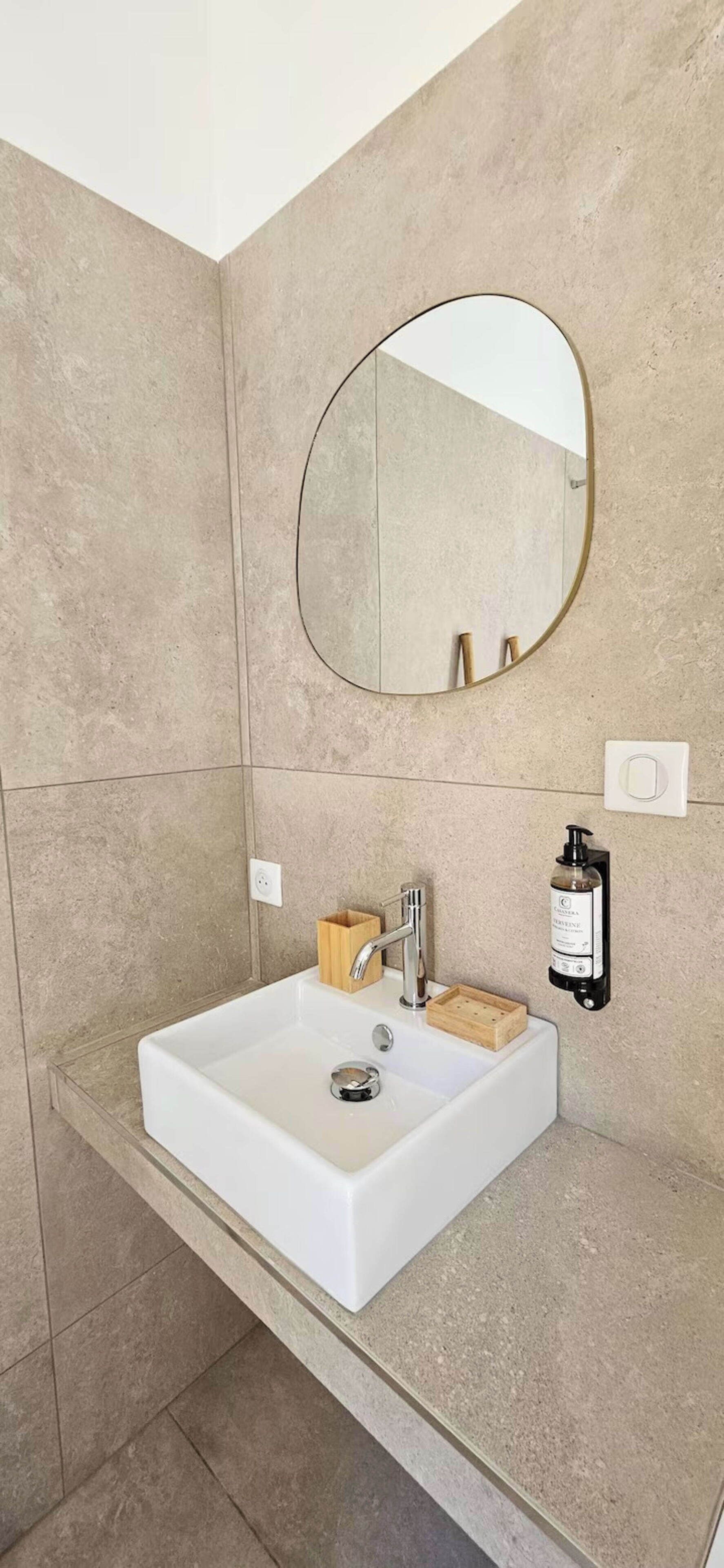 Douche, sèche-cheveux, serviettes fournies, savon