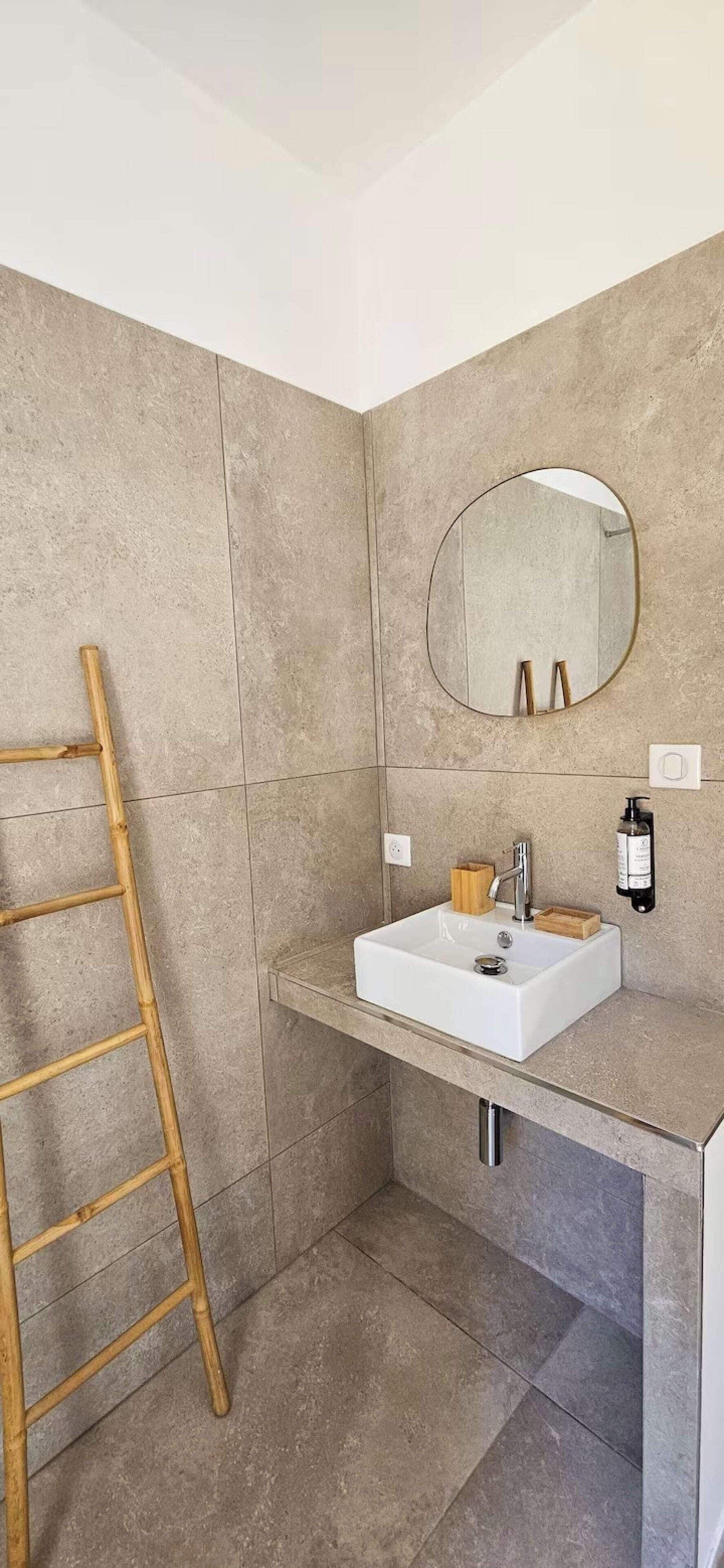 Douche, sèche-cheveux, serviettes fournies, savon