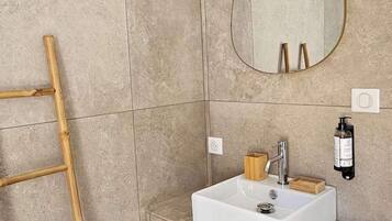 Douche, sèche-cheveux, serviettes fournies, savon