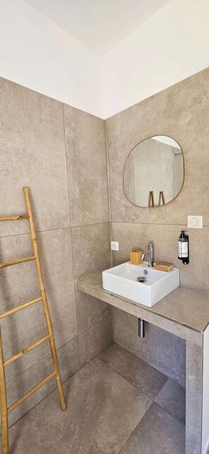 Shower, hair dryer, towels, soap - Hotel/Residence Casa Pian D'olmo, "Fiumicicoli" Family Suite (Olmiccia)