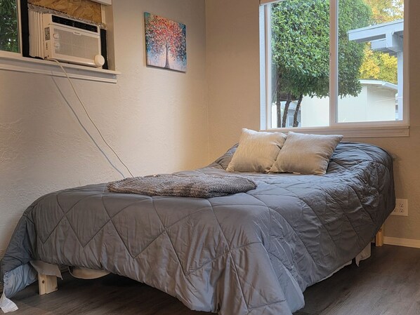 Iron/ironing board, Internet, bed sheets