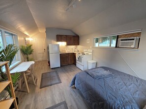 Iron/ironing board, Internet, bed sheets