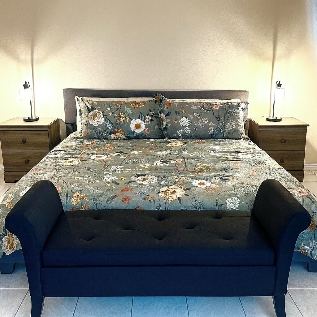 4 bedrooms, iron/ironing board, WiFi, bed sheets