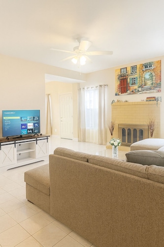 Marvelous 4-bedroom house in Houston with large backyard in quite neighborhood