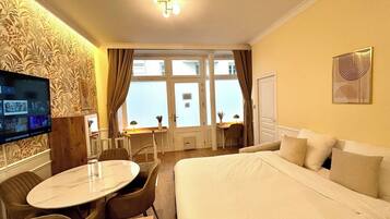 2 chambres, coffres-forts dans les chambres, bureau