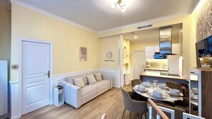 Un apartamento moderno con comedor, cocina y sala de estar.