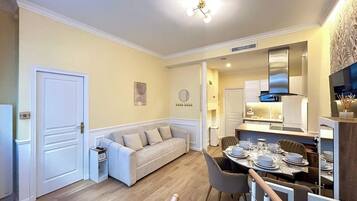 Smart TV, lettore DVD, impianto stereo, studio