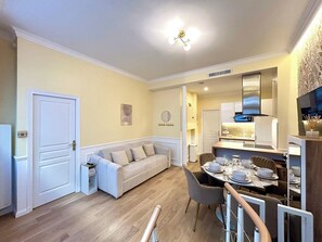 Smart-TV, DVD-Player, Stereoanlage, Arbeitsbereiche