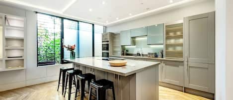 Fridge, dishwasher, cookware/dishes/utensils