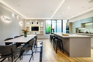 Dining - Stylish 4-Bedroom Townhouse in the Heart of Camden (Greater London)