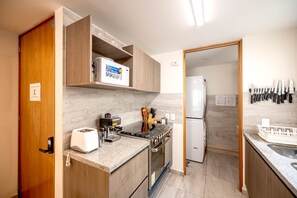 Jääkaappi, mikroaaltouuni, uuni, liesi