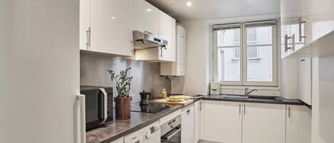 Réfrigérateur, micro-ondes, four, plaque de cuisson