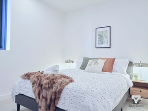 1 dormitorio, tabla de planchar con plancha, wifi y ropa de cama