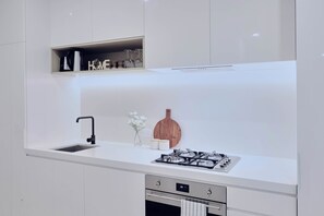 Réfrigérateur, four à micro-ondes, un four, surface de cuisson