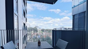 Outdoor dining - KozyGuru | Box Hill | Chic and Close to It All (Box Hill)