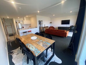 公寓, 2 间卧室 (1x king / 2x single bed) | 客房内用餐