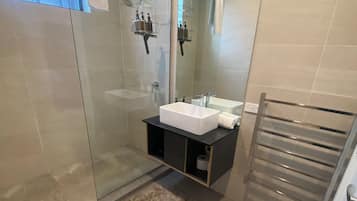 Apartment 1 - 2 bedrooms (1x king / 2x single bed) | Bathroom | Shower, hair dryer, towels, soap